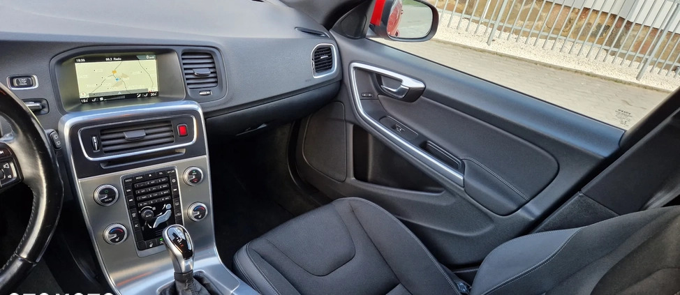 Volvo V60 cena 44700 przebieg: 221000, rok produkcji 2014 z Pionki małe 562